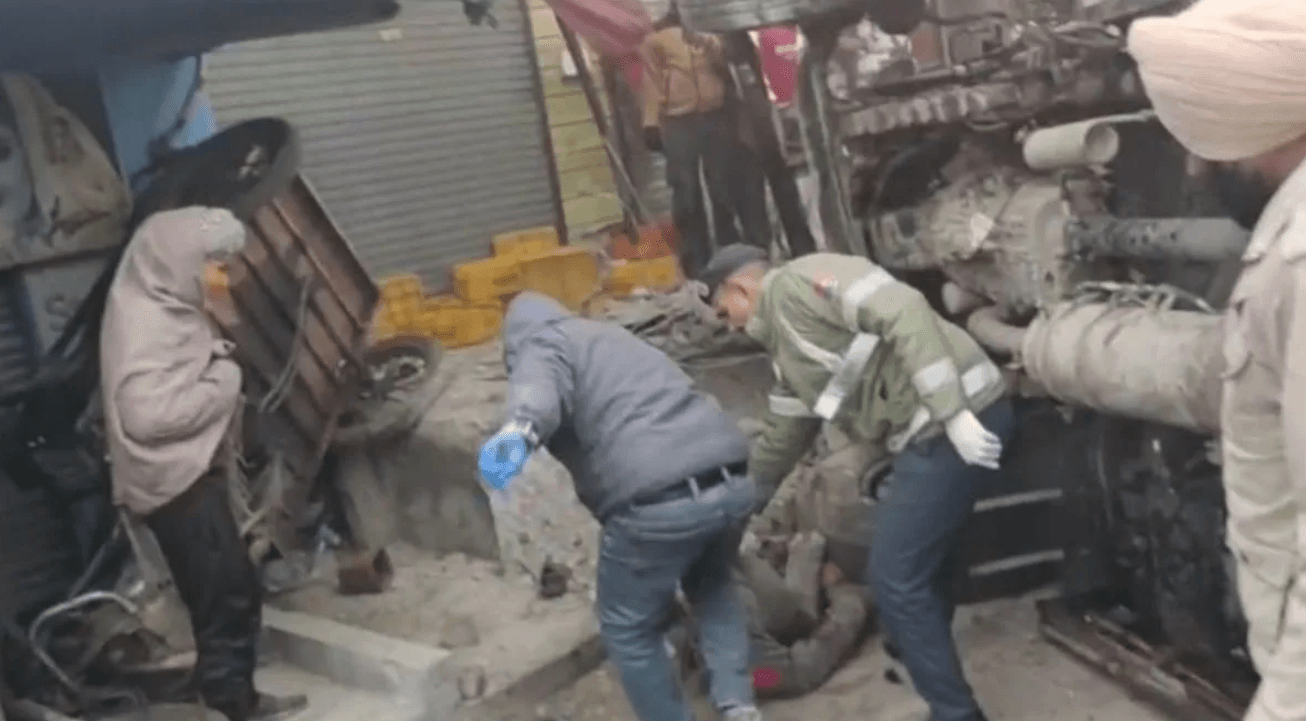 हाईवे पर घने कोहरे के कारण हादसे में 2 की मोत