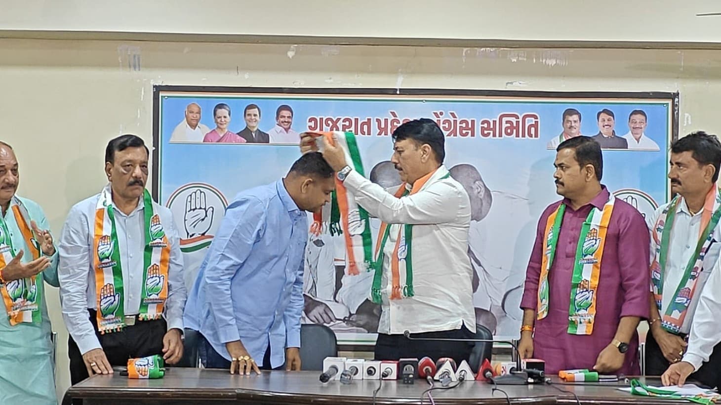 માતરના પૂર્વ ભાજપ MLA કેસરીસિંહ સોલંકી કોંગ્રેસમાં જોડાયા માતરના પૂર્વ ભાજપ MLA કેસરીસિંહ સોલંકી કોંગ્રેસમાં જોડાયા