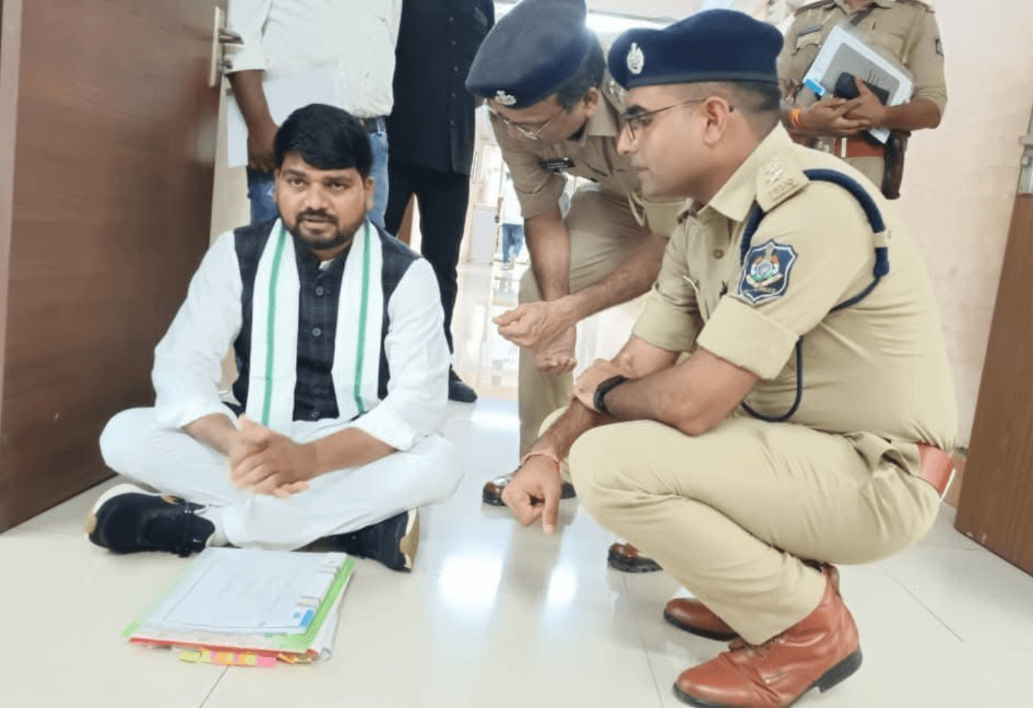 गुजरात: AAP MLA चैतर वसावा मारपीट मामले में गिरफ्तार! गुजरात: AAP MLA चैतर वसावा मारपीट मामले में गिरफ्तार!