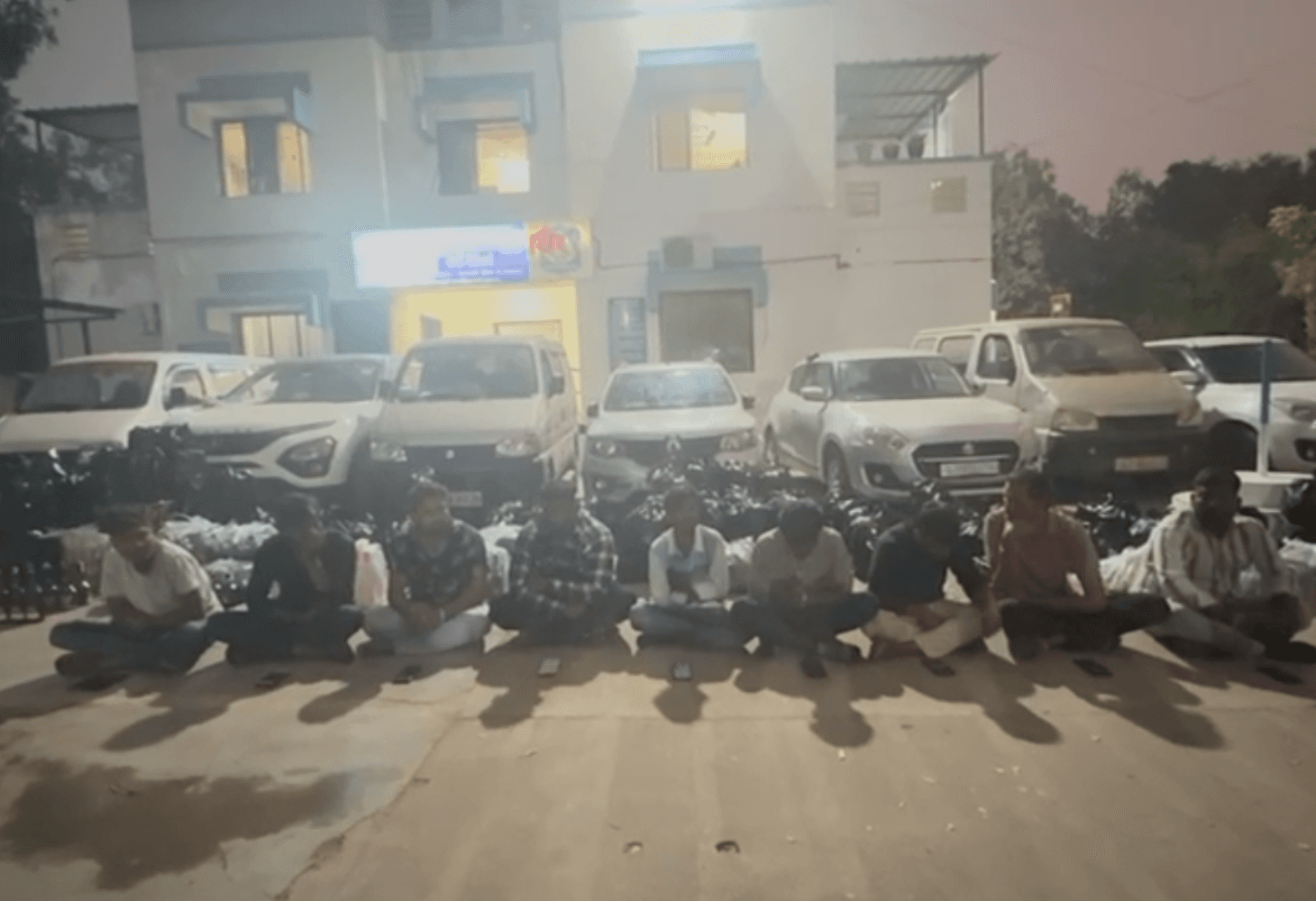 વાઘોડિયા દારૂ દરોડામાં પોલીસની સંડોવણી ખુલ્લી વાઘોડિયા દારૂ દરોડામાં પોલીસની સંડોવણી ખુલ્લી