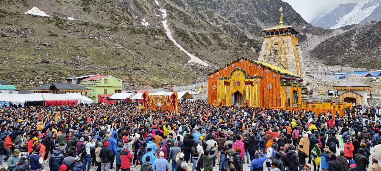 शुभ मुहूर्त में खोले गए केदारनाथ धाम के कपाट, हेलीकॉप्टर से हुई पुष्पवर्षा शुभ मुहूर्त में खोले गए केदारनाथ धाम के कपाट, हेलीकॉप्टर से हुई पुष्पवर्षा
