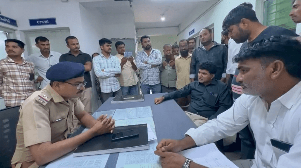 AAP નેતા ઈસુદાન ગઢવીની અટકાયતથી તણાવ AAP નેતા ઈસુદાન ગઢવીની અટકાયતથી તણાવ