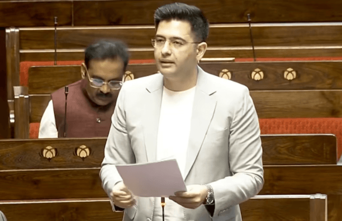 AAPમાં ભડકો: રાઘવ ચઢ્ઢાએ માંડ્યો પાર્ટી સામે મોરચો AAPમાં ભડકો: રાઘવ ચઢ્ઢાએ માંડ્યો પાર્ટી સામે મોરચો