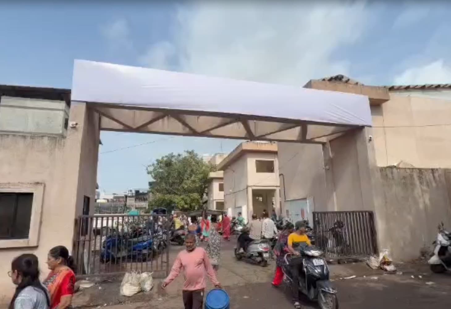 સુરત નાનપુરા ફિશ માર્કેટ નામકરણ વિવાદ: ‘નરેન્દ્ર મોદી’ નામનું બોર્ડ સફેદ કવરથી ઢંકાયું