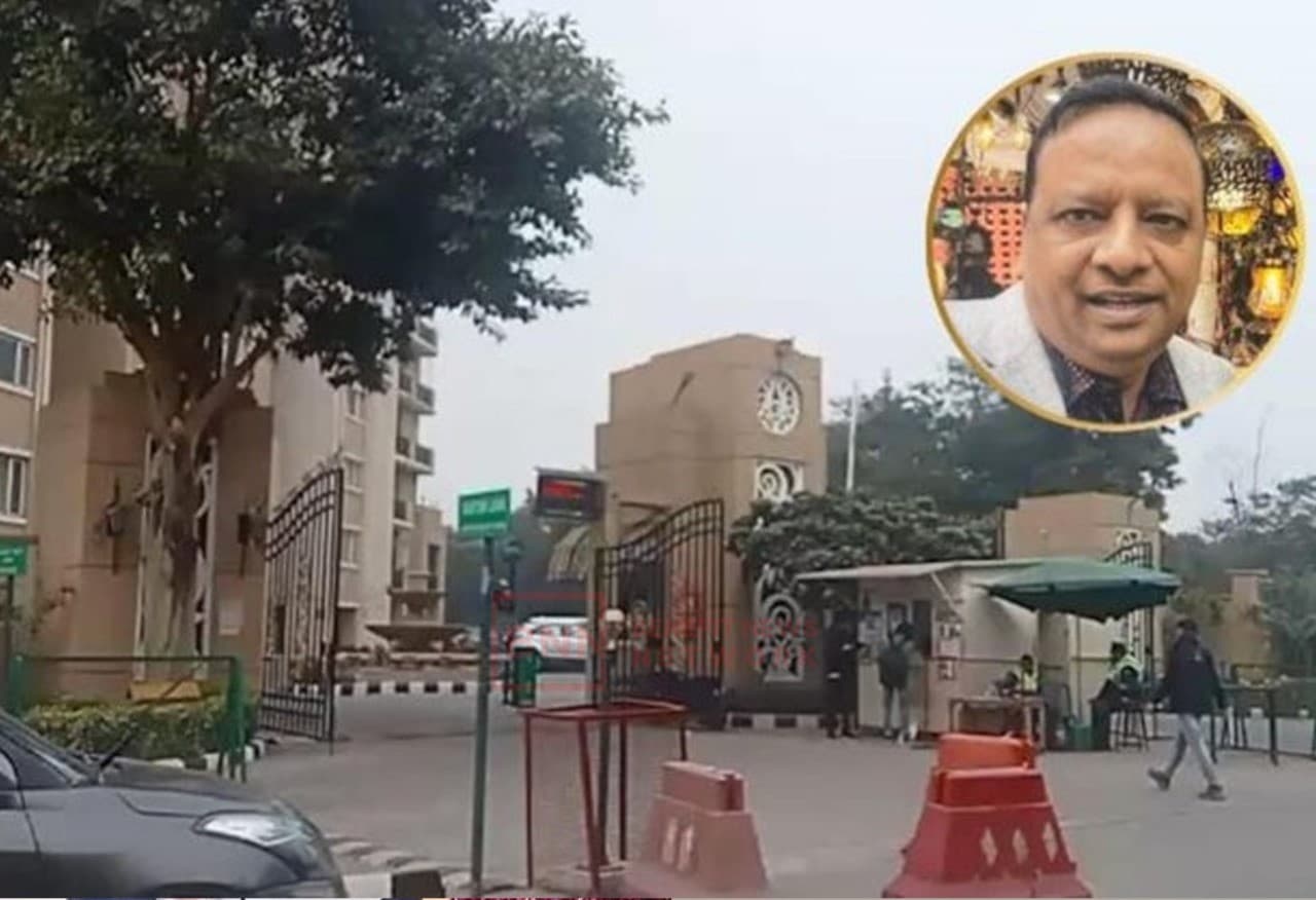 Noida: Senior officer dies after falling from 17th floor Noida: Senior officer dies after falling from 17th floor