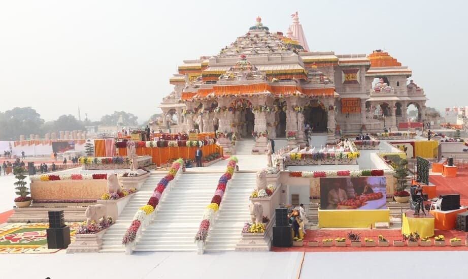શ્રીરામ મંદિર સંકુલમાં નમાઝ અદા કરતો શખ્સ પકડાયો શ્રીરામ મંદિર સંકુલમાં નમાઝ અદા કરતો શખ્સ પકડાયો