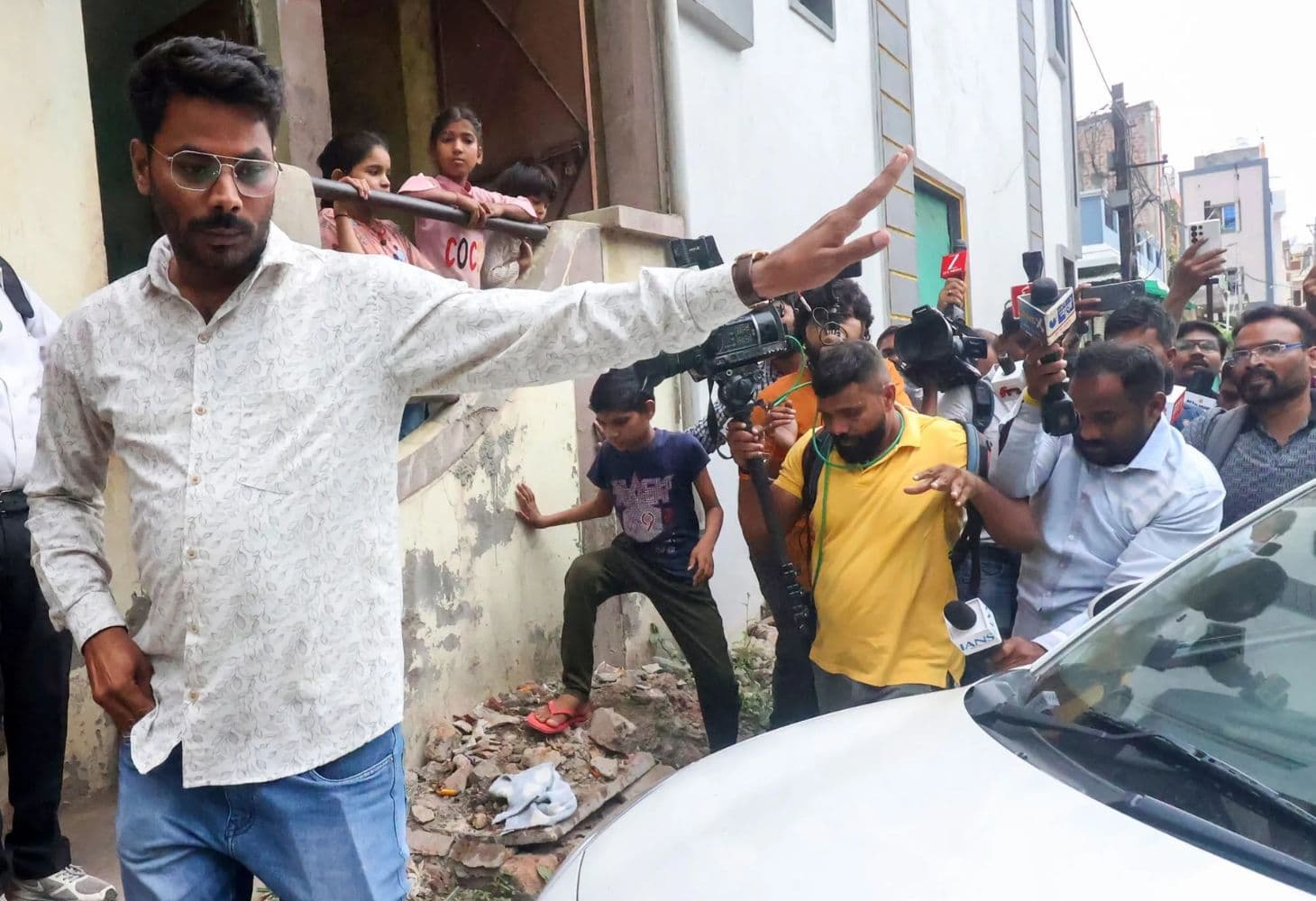 Police question suspects in Indore murder case Police question suspects in Indore murder case