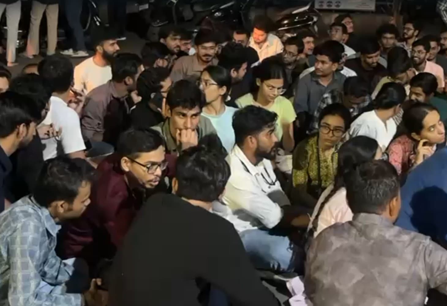 રાજકોટ સિવિલ હોસ્પિટલમાં મહિલા રેસિડન્ટ ડોક્ટર સાથે મારપીટની કથિત ઘટના રાજકોટ સિવિલ હોસ્પિટલમાં મહિલા રેસિડન્ટ ડોક્ટર સાથે મારપીટની કથિત ઘટના