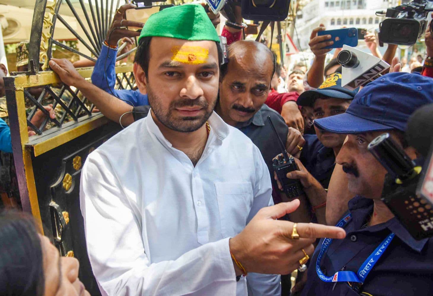 RJD ने तेजप्रताप को 6 साल के लिए किया निष्कासित, कार्यालय आदेश जारी! RJD ने तेजप्रताप को 6 साल के लिए किया निष्कासित, कार्यालय आदेश जारी!