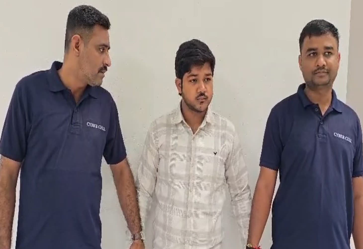 સુરત સાયબર ક્રાઇમમાં ₹26.12 લાખની છેતરપિંડીના કેસમાં આરોપીની ધરપકડ સુરત સાયબર ક્રાઇમમાં ₹26.12 લાખની છેતરપિંડીના કેસમાં આરોપીની ધરપકડ